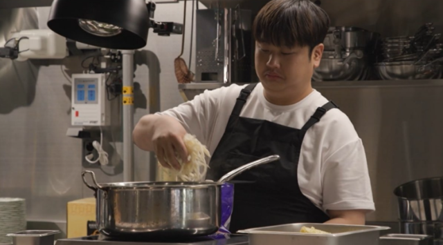 오는 6일 방송되는 MBC 예능 프로그램 '전지적 참견 시점'에서는 신규 매장 개업을 눈앞에 둔 윤남노 셰프의 좌충우돌 자영업 도전기가 전파를 탄다./MBC '전지적 참견 시점'