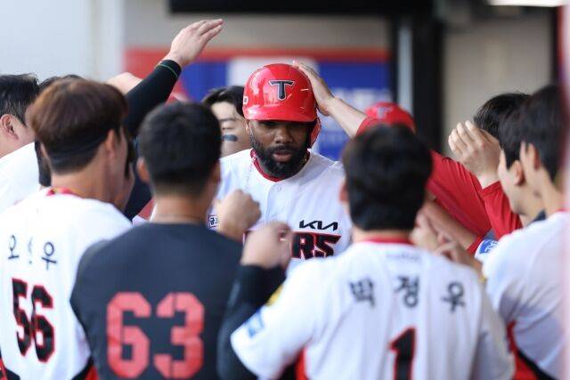 KIA 타이거즈 아데를린 로드리게스가 2일 광주 KIA챔피언스필드에서 열린 롯데 자이언츠전서 홈런을 치고 동료들과 세리머니를 하고 있다./KIA 타이거즈 제공