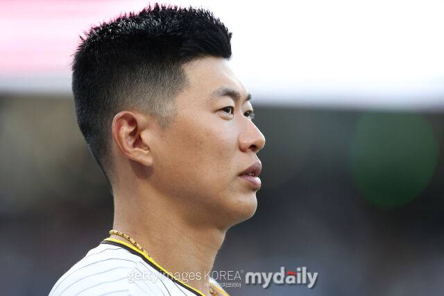 MLB 샌디이에고 송성문이 그라운드를 지켜보고 있다./게티이미지코리아