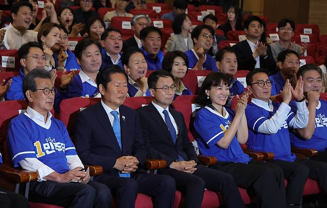 정청래 더불어민주당 대표를 비롯한 지도부가 3일 오후 서울 여의도 국회 의원회관에서 제9회 전국동시지방선거 출구조사 발표를 지켜보고 있다. 임세준 기자