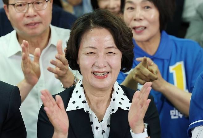 제9회 전국동시지방선거 경기도지사에 출마한 더불어민주당 추미애 후보가 3일 경기도 수원시 선거사무소에서 출구조사 결과를 지켜본 뒤 기뻐하고 있다.[공동취재]