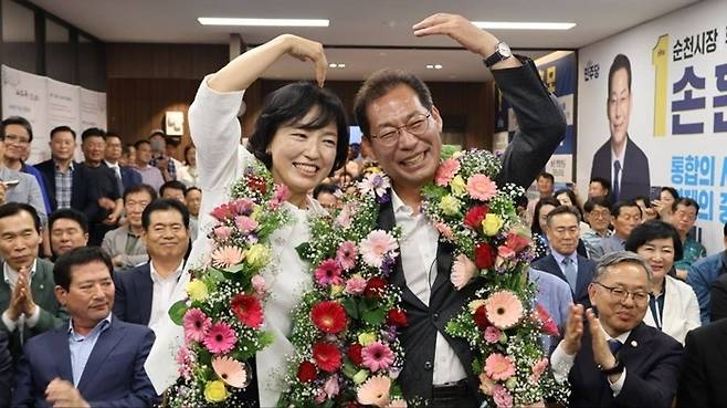 손훈모 순천시장 후보 부부가 당선이 확정되자 환호하고 있다.