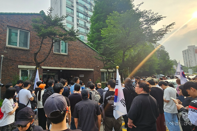 4일 오전 서울 송파구 잠실7동 제2투표소 앞에 시민들이 몰려 있다. 전국동시지방선거 본투표일이었던 전날 이곳에선 투표용지가 부족해 오후 10시까지 야간 투표가 진행됐다. 이우중 수습기자