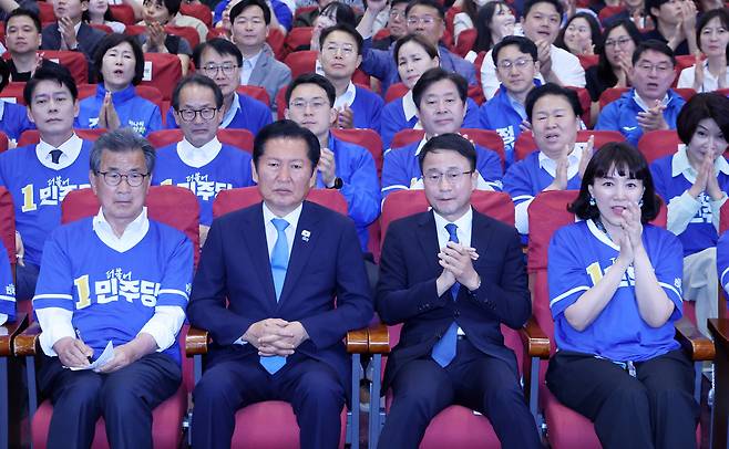 정청래(첫째줄 왼쪽 두 번째) 더불어민주당 대표를 비롯한 지도부가 3일 오후 서울 여의도 국회 의원회관에서 제9회 전국동시지방선거 출구조사를 지켜보고 있다. 임세준 기자