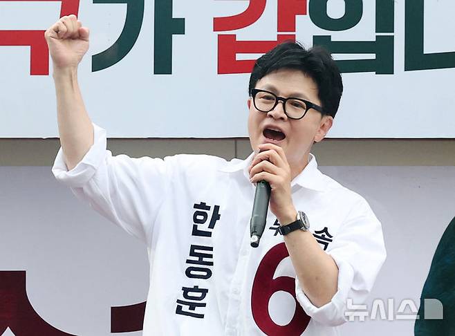 [부산=뉴시스] 김진아 기자 = 제9회 전국동시지방선거 및 국회의원 재·보궐선거의 공식 선거운동이 시작된 21일 한동훈 무소속 부산 북구갑 국회의원 보궐선거 후보가 부산 북구 구포시장 앞에서 열린 출정식에서 지지를 호소하고 있다. 2026.05.21. bluesoda@newsis.com
