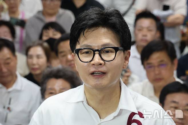 [부산=뉴시스] 권창회 기자 = 한동훈 무소속 부산 북구 갑 국회의원 후보가 4일 부산 북구 자신의 선거사무소에서 당선이 확실시 되자 인터뷰 하고 있다. 2026.06.04. kch0523@newsis.com