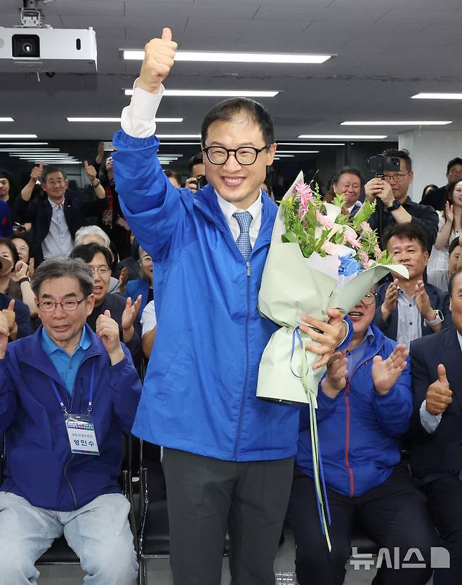 [울산=뉴시스] 배병수 기자 = 더불어민주당 김상욱 울산시장 후보가 4일 울산시 남구 자신의 선거사무소에서 당선이 확실시되자 꽃다발을 들고 환호하고 있다. 2026.06.04. bbs@newsis.com