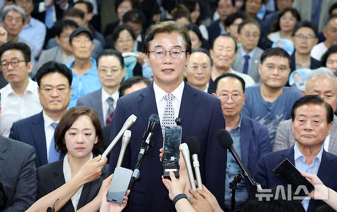 [부산=뉴시스] 하경민 기자 = 제9회 전국동시지방선거 부산시장 선거에 출마한 전재수 더불어민주당 후보가 4일 부산 부산진구 자신의 선거사무소에서 당선이 확실해지자 소감을 전하고 있다. 2026.06.04. yulnetphoto@newsis.com