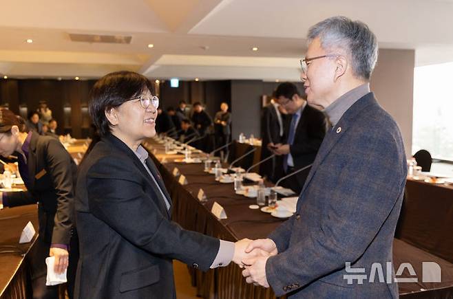 [서울=뉴시스]  정은경(왼쪽) 보건복지부 장관이 지난해 12월 29일 오후 서울 중구 더플라자호텔에서 열린 2025년 제1차 보건의료정책심의위원회에서 김택우 대한의사협회장과 악수하고 있는 모습. (사진=뉴시스 DB) 2025.12.29. photo@newsis.com