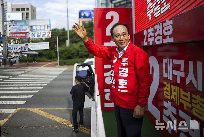 [대구=뉴시스] 정병혁 기자 = 추경호 대구시장 당선인이 4일 대구 수성구 범어네거리에서 시민들에게 당선 감사인사를 하고 있다. 2026.06.04. jhope@newsis.com
