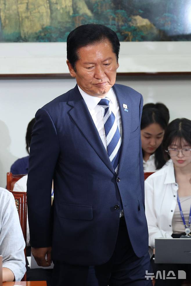 [서울=뉴시스] 고승민 기자 = 정청래 더불어민주당 총괄상임선대위원장이 4일 서울 여의도 국회에서 기자회견을 하기 위해 발언대로 향하고 있다. 2026.06.04. kkssmm99@newsis.com