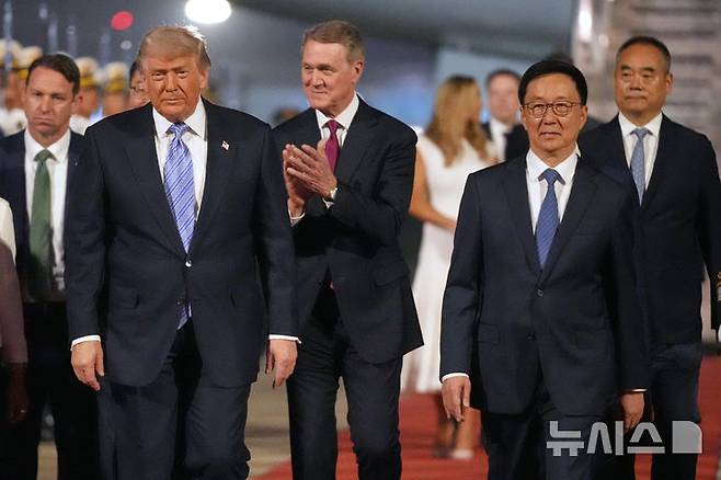 [베이징=AP/뉴시스] 시진핑 중국 국가주석과 정상회담을 위해 중국을 방문한 도널드 트럼프 미국 대통령(왼쪽)이 지난달 13일(현지시간) 베이징 수도 국제공항에 도착해 한정 중국 부주석(오른쪽)과 함께 이동하고 있다. 2026.06.04.