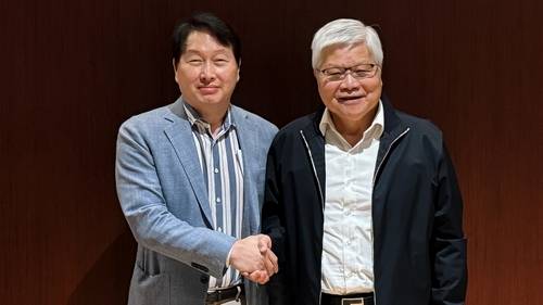 대만에서 회동한 최태원 SK그룹 회장과 웨이저자 TSMC 회장 (서울=연합뉴스) 최태원 SK그룹 회장(왼쪽)이 2일 대만에서 웨이저자(C.C. Wei) TSMC 회장을 만나 AI 반도체 협력에 대해 논의했다. 2026.6.4 [SK하이닉스 제공. 재판매 및 DB 금지]
