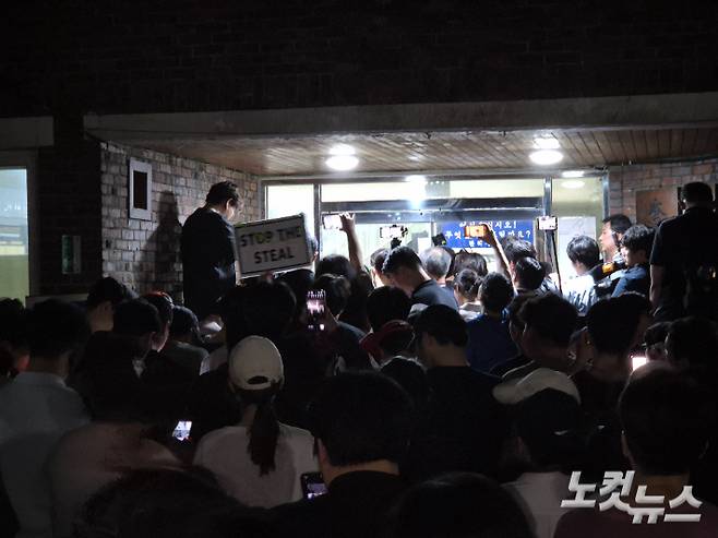 4일 오전 12시쯤 서울 송파구 잠실7동 제2투표소 앞에서 시민들이 '투표용지 부족 사태'에 항의하고 있다. 송선교 기자