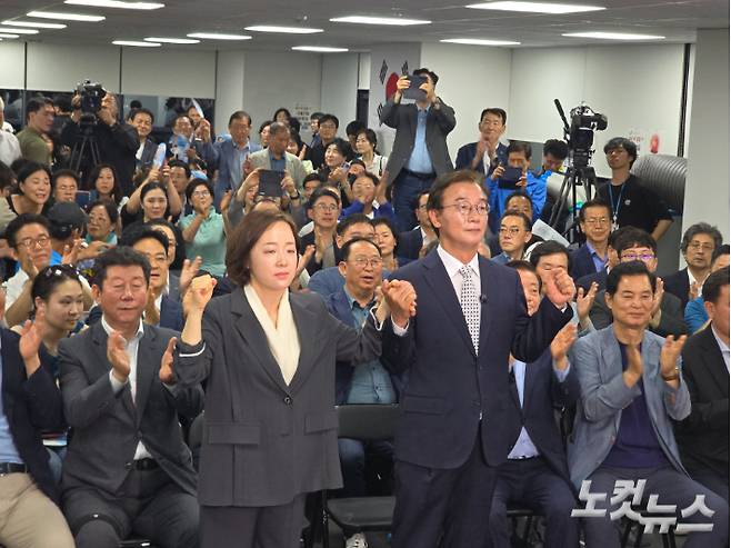 전재수 부산시장 후보가 당선 유력 분석이 나오자 캠프에서 당선 소감을 밝히고 있다. 송호재 기자