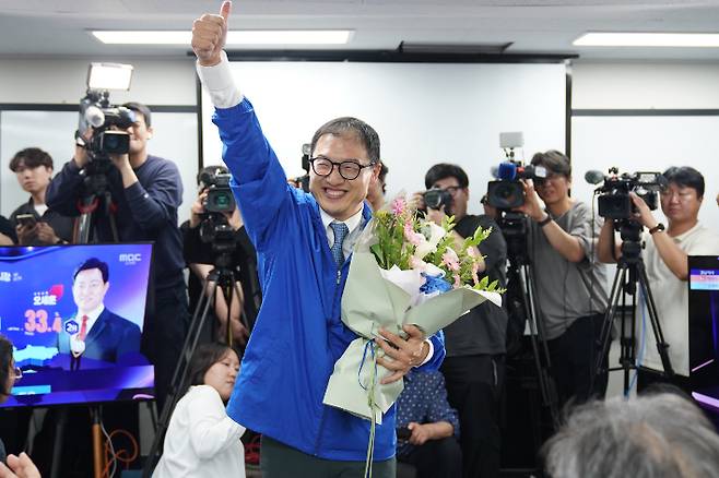 김상욱 더불어민주당 울산시장 후보가 4일 오전 당선이 확실시되자 꽃다발을 들고 환호하고 있다. 김상욱 후보 캠프 제공