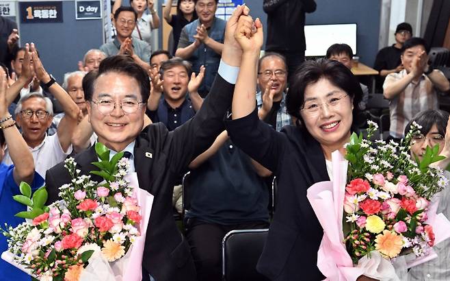 육동한 당선인(왼쪽)이 아내와 함께 지지자들에게 손을 들어 인사하고 있다. 육동한 후보 제공