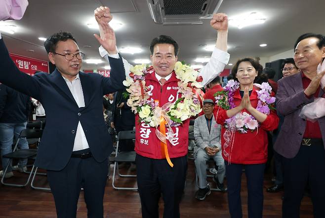 국민의힘 임현철 울산남구청장 후보가 6울 4일 자신의 선거사무소에서 당선이 확실시되자 꽃목걸이를 걸고 환호하고 있다. 연합뉴스