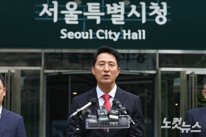 오세훈 서울시장 당선인이 4일 서울시청 앞에서 인사말을 하고 있다. 황진환 기자