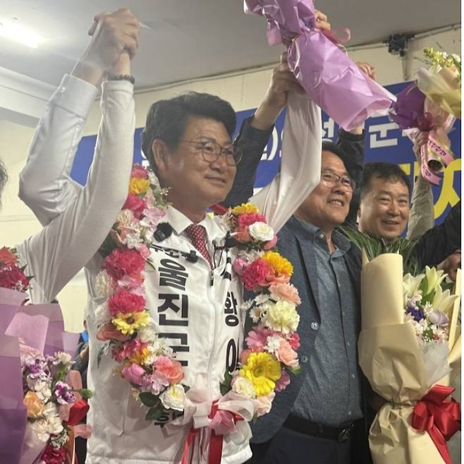 무소속으로 당선된 황이주 당선인이 지지자들과 함께 당선 감사 인사를 하고 있다. 황이주 당선인 캠프 제공