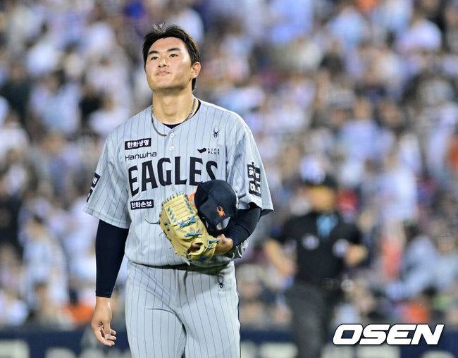 [OSEN=잠실, 최규한 기자] 3일 서울 잠실야구장에서 ‘2026 신한 SOL Bank KBO리그’ 두산 베어스와 한화 이글스의 경기가 열렸다.이날 경기는 연장 접전 끝에 3-3 무승부로 끝이 났다.무승부로 경기를 마무리지은 한화 박준영이 더그아웃으로 향하고 있다. 2026.06.03 / dreamer@osen.co.kr