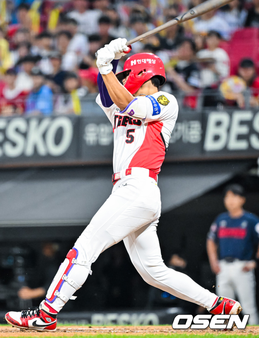 [OSEN=광주, 민경훈 기자] 4일 광주-기아 챔피언스필드에서 2026 신한 SOL KBO 리그 KIA 타이거즈와 롯데 자이언츠의 경기가 열렸다.이날 KIA는 시라카와, 롯데는 박세웅을 선발로 내세웠다.4회말 KIA 선두타자로 나온 김도영이 좌중월 솔로 홈런을 때리고 있다. 2026.06.04 / rumi@osen.co.kr