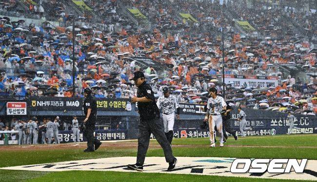 [OSEN=잠실, 박준형 기자]1회말 이닝종료 후 우천으로 경기가 중단되고 있다.   2026.06.04 / soul1014@osen.co.kr