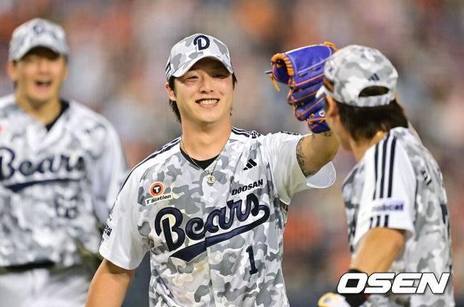 [OSEN=잠실, 박준형 기자] 4일 서울 잠실야구장에서 ‘2026 신한 SOL Bank KBO리그’ 두산 베어스와 한화 이글스의 경기가 열렸다.이날 홈팀 두산은 잭로그를, 방문팀 한화는 화이트를 선발로 내세웠다.7회초 1사 1,3루 두산 박치국 투수가 오재원 번트 타구를 직접 잡아내며 이닝 끝낸 후 미소 짓고 있다.    2026.06.04 / soul1014@osen.co.kr