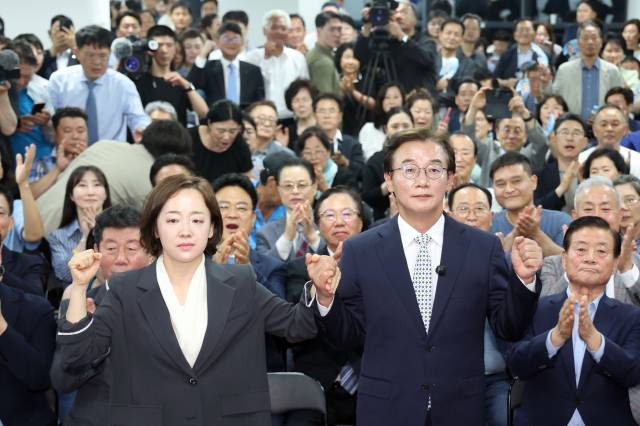 ▲더불어민주당 전재수 부산시장 후보가 4일 부산 부산진구 선거사무소에서 당선이 확실시 되자 아내와 손을 맞잡고 있다. ⓒ연합뉴스