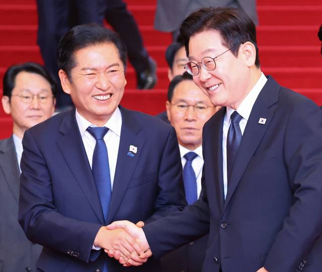 ▲이재명 대통령이 2026년도 정부 예산안 시정연설을 마친 뒤 국회를 나서며 더불어민주당 정청래 대표와 인사하고 있다. ⓒ연합뉴스