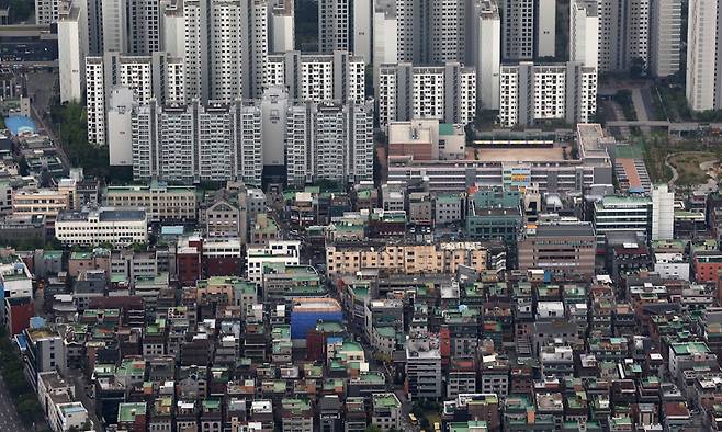 서울 송파구 롯데월드타워 전망대 서울스카이에서 바라본 서울 시내 다세대·연립주택의 모습. 뉴스1