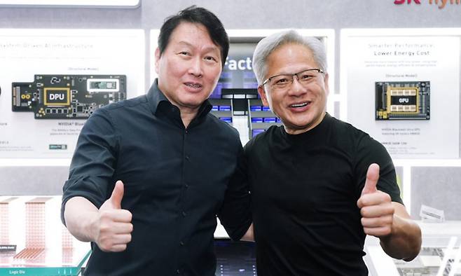 최태원 SK그룹 회장(왼쪽)과 젠슨 황 엔비디아 CEO가 2일 대만 타이베이에서 개막한 '컴퓨텍스 2026'에 참석, SK하이닉스 전시 부스에서 기념 촬영하고 있다. SK하이닉스 제공
