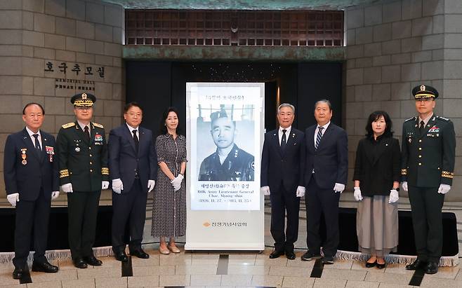 지난 2일 서울 용산&nbsp;전쟁기념관에서&nbsp;‘이달(6월)의 호국 인물’로 선정된 채&nbsp;장군을 기리는 현양 행사가 열려 주요 참석자들이 기념 촬영을 하고 있다. 전쟁기념사업회 제공