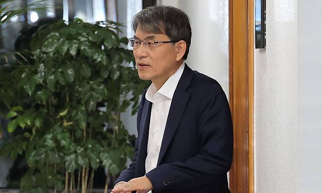 노태악 중앙선거관리위원장이 4일 경기 과천 중앙선관위에서 열린 긴급위원회 회의를 마친 뒤 위원장실로 향하고 있다. 연합뉴스