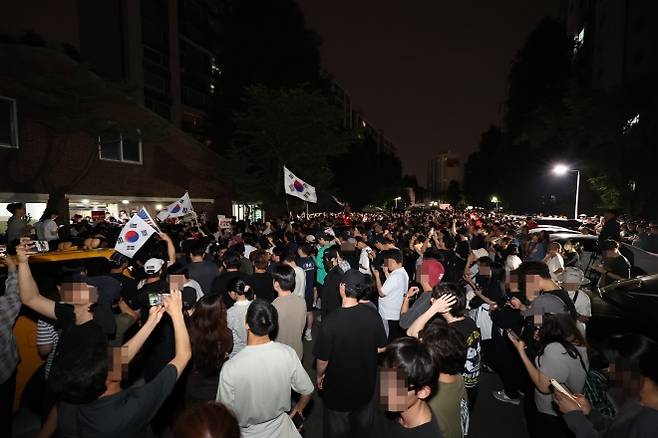 잠실 투표소 앞 항의 주민들 - 4일 새벽 제9회 전국동시지방선거 및 국회의원 재·보궐선거 투표용지 부족으로 투표 시간이 오후 10시까지 연장됐던 서울 송파구 잠실7동 제2투표소에 항의하는 주민들이 모여 있다. 2026.6.4 공동취재