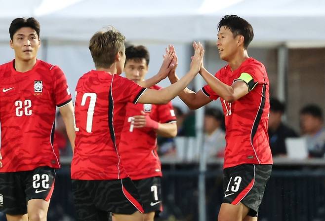 평가전 끝낸 손흥민·이강인 ‘이제는 실전이다’ - 대한민국 축구대표팀 손흥민과 이강인이 3일(현지시간) 미국 유타주 솔트레이크시티 브리검 영 대학교 BYU 사우스필드 경기장에서 2026 국제축구연맹(FIFA) 북중미 월드컵을 앞두고 열린 대한민국과 엘살바도르의 평가전을 마치고 하이파이브를 나누고 있다. 프로보 뉴스1