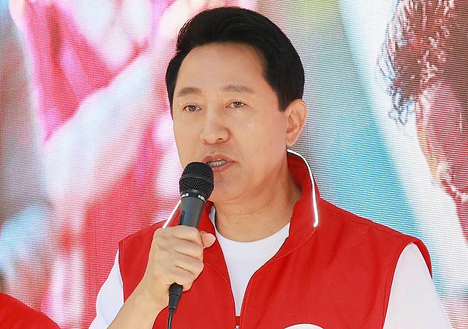 오세훈 국민의힘 서울시장 후보가 제9회 전국동시지방선거 및 국회의원 재보궐선거를 하루 앞둔 2일 서울 영등포구 여의도역에서 유세를 하고 있다. 오승현 기자