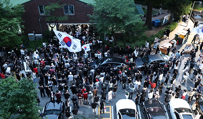 4일 제9회 전국동시지방선거 및 국회의원 재·보궐선거 투표용지 부족으로 투표 시간이 오후 10시까지 연장됐던 서울 송파구 잠실7동 제2투표소 앞에서 투표함 반출에 반대하는 시민들이 밤새 구호를 외치고 있다. 연합뉴스