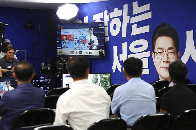 4일 서울 중구 세종대로 더불어민주당&nbsp;정원오&nbsp;서울시장 후보 선거상황실에 설치된 모니터에 국민의힘 오세훈 서울시장 후보의 역전 소식을 전하는 뉴스가 나오고 있다.&nbsp;ⓒ공동취재