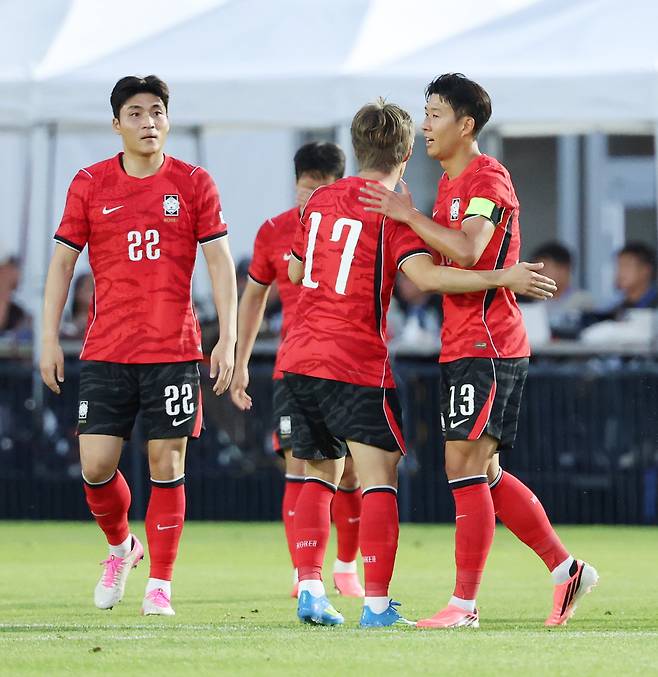 이강인(가운데)이 4일 미국 유타주 프로보의 브리검영대 사우스필드에서 열린 엘살바도르와 평가전이 끝난 뒤 손흥민과 포옹하고 있다.    프로보 | 연합뉴스