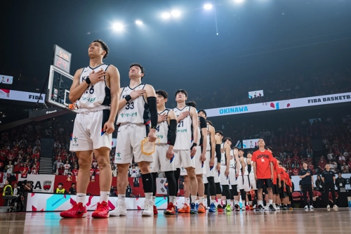 한국 농구대표팀 선수들이 지난 3월 1일 열린 2027 FIBA 월드컵 아시아 예선 1라운드 B조 4차전 일본과의 경기에서 국기에 대한 경례를 하고 있다. FIBA 제공