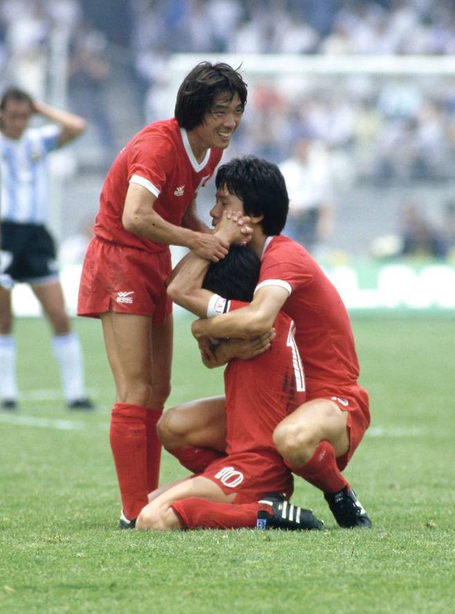 박창선이 1986 멕시코월드컵 아르헨티나전에서 골을 넣은 뒤 무릎을 꿇고 기도하고 있다. Getty Images코리아