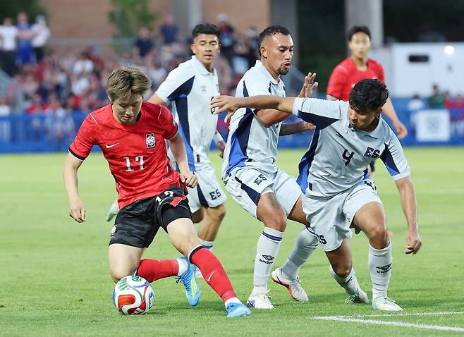 축구대표팀 이강인이 4일 열린 엘살바도르와의 평가전에서 상대 수비수를 달고 드리블하고 있다. 연합뉴스