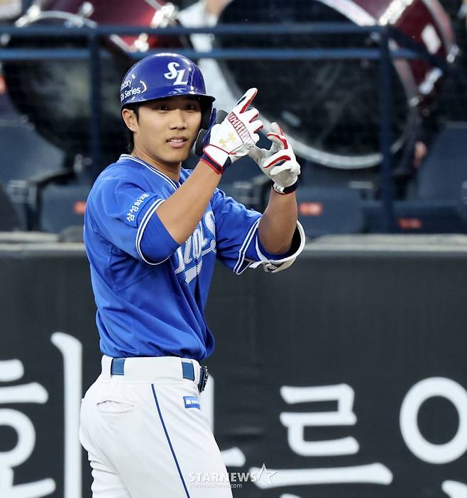 삼성 8번타자 이재현이 15일 대전한화생명볼파크에서 열리는 2026KBO리그 한화이글스와 삼성라이온즈 경기 1회초 1사  2,3루에서 안타로 출루하고 있다.. 2026.04.15. /사진=강영조 cameratalks@