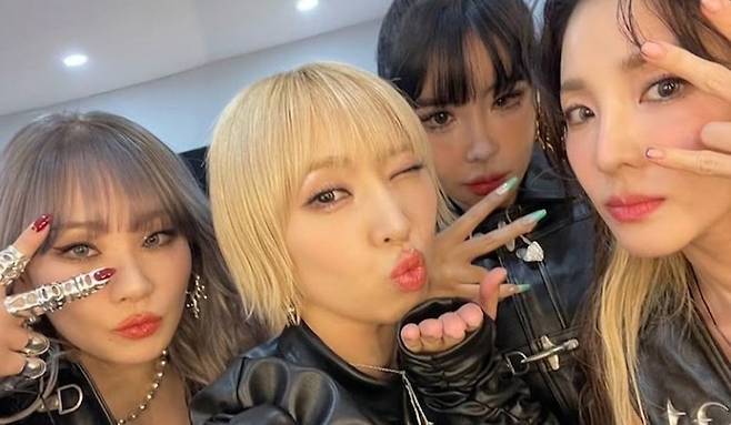Three months after 2NE1s Park Bom made waves by sniping at member Sandara Park, the groups leader has spoken out.On March 3, Park Bom posted two photos on her personal account with the caption, Im blowing in the wind. In the photos, he wore a black sleeveless outfit and looked at the camera.Fans at home and abroad were interested in her daily life as she hasnt been active on her account lately.Park Bom has been focusing on her recovery after temporarily suspending her activities due to health issues in August last year. At the time, her agency, D Nation Entertainment, explained that she was told by medical staff that she needed to rest and stabilize. Since then, she has been intermittently sharing her daily life and communicating with her fans.After Sandara Park unfollowed Park Bom with an explanation, sparking speculation of a feud between the two, Sandara Park posted a group photo on her personal account last month celebrating the 17th anniversary of 2NE1s debut with Park Bom, putting an end to the speculation. Now that Park Bom is back in the spotlight after a long break and clarification process, all eyes are on her future endeavors.