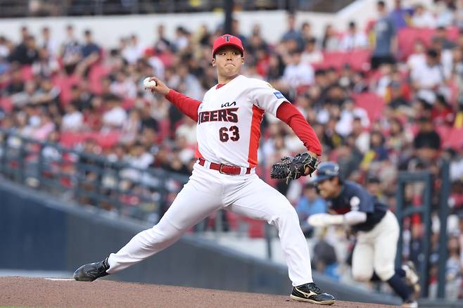 4일 오후 광주-KIA챔피언스필드에서 열린 '2026 신한 SOL KBO리그' 롯데 자이언츠와 KIA 타이거즈의 경기, KIA 선발투수 시라카와 케이쇼가 5이닝 4피안타 2사사구 4탈삼진 무실점을 기록했다. 시라카와가 KBO리그에서 5이닝 이상을 무실점으로 막아낸 건 SSG 랜더스 시절이었던 2024년 6월 1일 고척 키움 히어로즈전(5이닝 무실점), 두산 베어스에서 뛰던 2024년 8월 16일 수원 KT 위즈전(8이닝 무실점)에 이어 세 번째다. KIA 타이거즈