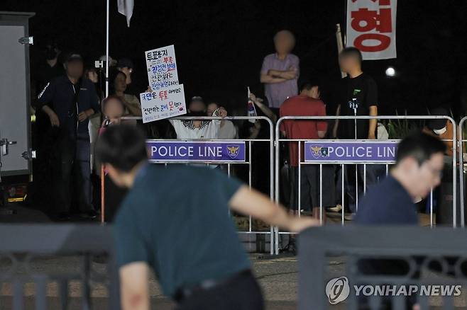 중앙선관위 앞 '투표지 부족 사태' 항의 (과천=연합뉴스) 류영석 기자 = 6·3 지방선거 본투표일인 3일 경기 과천 중앙선거관리위원회 앞에서 시민들이 투표용지 부족 사태에 대해 항의하고 있다. 2026.6.3 ondol@yna.co.kr