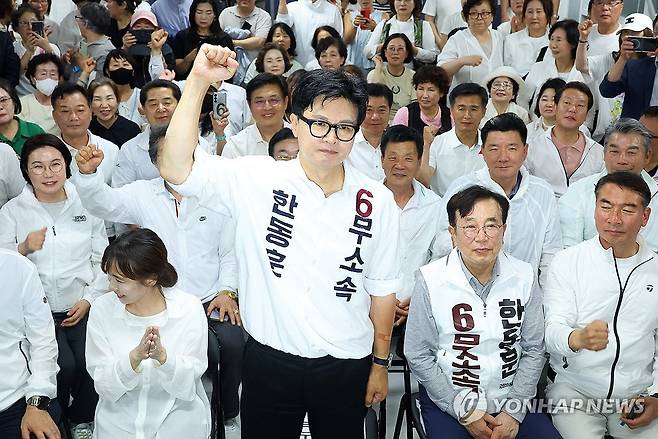 당선 확실 한동훈 주먹 불끈 (부산=연합뉴스) 손형주 기자 = 무소속 한동훈 부산 북갑 국회의원 보궐선거 후보가 4일 부산 북구 선거사무소에서 당선이 확실시 되자 주먹을 불끈 쥐고 있다. 2026.6.4 handbrother@yna.co.kr