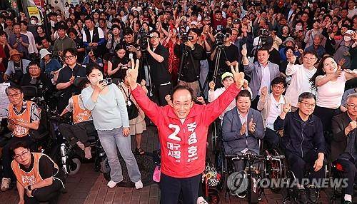 대구 동성로서 막판 유세 펼치는 추경호 후보     (대구=연합뉴스) 윤관식 기자 = 국민의힘 추경호 대구시장 후보가 2일 대구 중구 동성로에서 막판 유세를 펼치고 있다. 2026.6.2
    psik@yna.co.kr