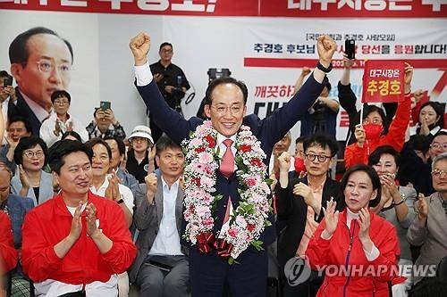 축하 꽃다발 목에 건 추경호     (대구=연합뉴스) 김현태 기자 = 국민의힘 추경호 대구시장 후보가 당선이 유력시되면서 4일 오전 대구 범어네거리 선거사무소에서 축하 꽃다발을 목에 걸고 있다. 2026.6.4
    mtkht@yna.co.kr
